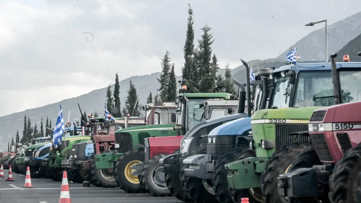 Οι αγρότες κόβουν την Ελλάδα στα δύο: Αποκλεισμένοι κεντρικοί δρόμοι, μπλόκο στα τελωνεία