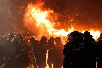 Αλβανία: Φλέγονται τα Τίρανα – Σοβαρά επεισόδια και 5 αστυνομικοί τραυματίες σε αντικυβερνητική διαδήλωση