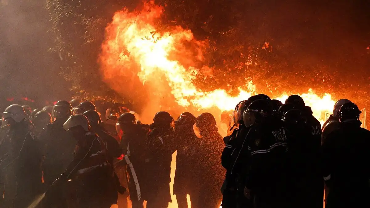 Αλβανία: Φλέγονται τα Τίρανα – Σοβαρά επεισόδια και 5 αστυνομικοί τραυματίες σε αντικυβερνητική διαδήλωση