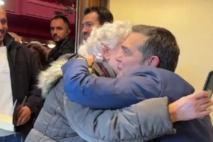 Ο Αλέξης Τσίπρας υπογράφει την «Ιθάκη» με αφιερώσεις σε αναγνώστες του