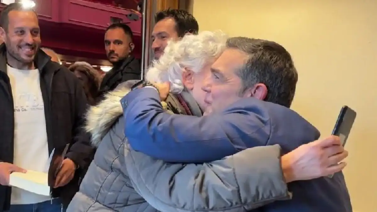 Ο Αλέξης Τσίπρας υπογράφει την «Ιθάκη» με αφιερώσεις σε αναγνώστες του