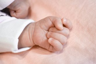 Τραγωδία με βρέφος πέθανε λίγες ώρες μετά τη γέννησή του