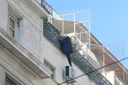 Ομόνοια: Λήξη συναγερμού για τον άνδρα που απειλούσε να πέσει από ταράτσα
