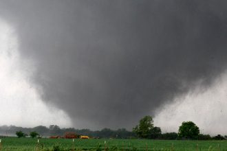 Ηλεία: Ανεμοστρόβιλος σήκωσε και τούμπαρε 2 αυτοκίνητα – Ζημιές και σε αγροτικές εγκαταστάσεις (ΦΩΤΟ)