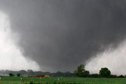 Ηλεία: Ανεμοστρόβιλος στο Γιαννιτσοχώρι «τούμπαρε» ΙΧ εν κινήσει (ΦΩΤΟ)