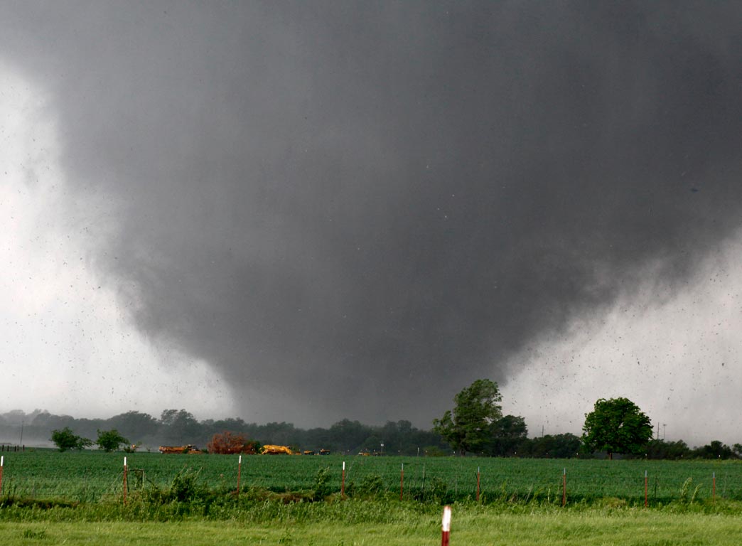 Ηλεία: Ανεμοστρόβιλος σήκωσε και τούμπαρε 2 αυτοκίνητα – Ζημιές και σε αγροτικές εγκαταστάσεις (ΦΩΤΟ)