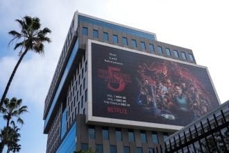 Stranger Things: Γιατί το «Heroes» του Ντέιβιντ Μπόουι έγινε το τελευταίο τραγούδι της σειράς