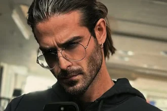 Ο Άρης Μουγκοπέτρος έκοψε τα μαλλιά του και τα χάρισε σε καρκινοπαθείς