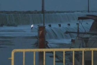 Κακοκαιρία: Λιμενικός ανασύρθηκε χωρίς τις αισθήσεις του από τη θάλασσα στο Παράλιο Άστρος - Είχε πάει να δέσει σκάφος