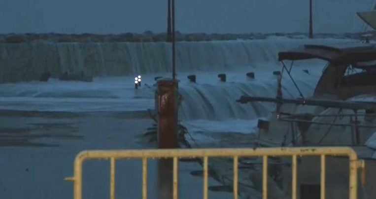 Κακοκαιρία: Λιμενικός ανασύρθηκε χωρίς τις αισθήσεις του από τη θάλασσα στο Παράλιο Άστρος - Είχε πάει να δέσει σκάφος