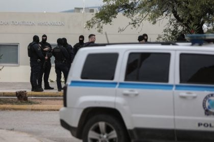 Νεκρός άνδρας σε πορτ παγκάζ αυτοκινήτου στη Γλυφάδα - Συνελήφθη ο γιος του, είχε σκοτώσει και τη μητέρα του το 2014