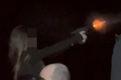 Βίντεο: Γυναίκα αστυνομικός πυροβολεί άσκοπα σε πανηγύρι δίπλα σε κόσμο – Σε εξέλιξη έρευνες της ΕΛ.ΑΣ.