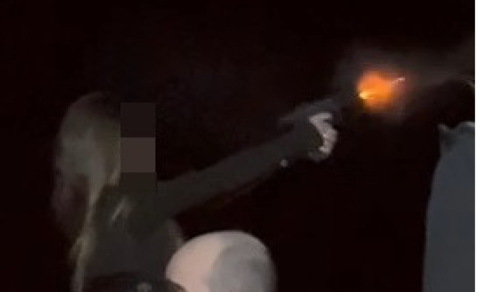 Βίντεο: Γυναίκα αστυνομικός πυροβολεί άσκοπα σε πανηγύρι δίπλα σε κόσμο – Σε εξέλιξη έρευνες της ΕΛ.ΑΣ.