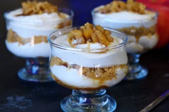 Γλυκά στο ποτήρι με σαντιγί και μήλο