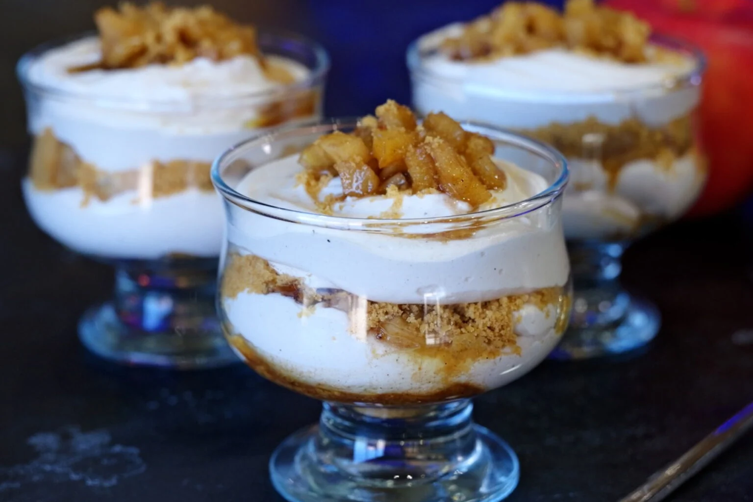 Γλυκά στο ποτήρι με σαντιγί και μήλο