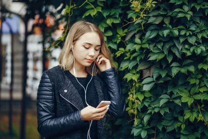 Ακουστικά: Οι πιθανοί κίνδυνοι για την υγεία από την παρατεταμένη χρήση τους