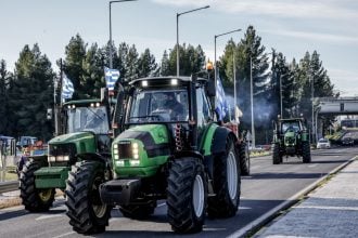 Αγρότες: «Μετωπική» κυβέρνησης-αντιπολίτευσης στα μπλόκα της Πανελλαδικής Συντονιστικής