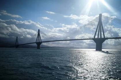 Πάτρα: Συναγερμός για 53χρονο που αποπειράθηκε να πηδήξει από τη γέφυρα Ρίου - Αντιρρίου