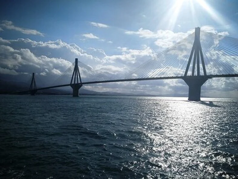 Πάτρα: Συναγερμός για 53χρονο που αποπειράθηκε να πηδήξει από τη γέφυρα Ρίου - Αντιρρίου