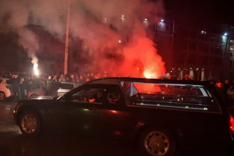 Συγκλονιστικές στιγμές στην Τούμπα για τους επτά οπαδούς του ΠΑΟΚ - Με δάκρυα, καπνογόνα και συνθήματα το τελευταίο αντίο