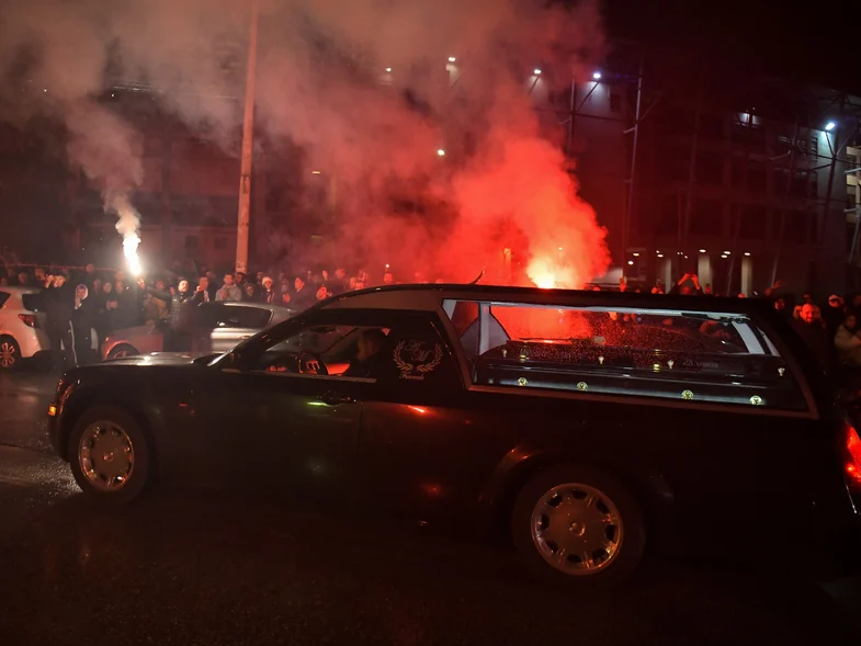 Συγκλονιστικές στιγμές στην Τούμπα για τους επτά οπαδούς του ΠΑΟΚ - Με δάκρυα, καπνογόνα και συνθήματα το τελευταίο αντίο