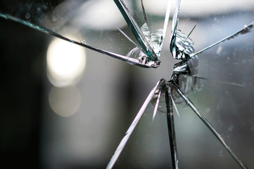 Πάτρα: Οι ισχυροί άνεμοι έκαναν θρύψαλα τα τζάμια επιχείρησης στην οδό Κανελλοπούλου