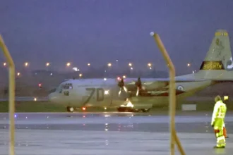 Προσγειώθηκε στη Θεσσαλονίκη το C-130 με τις σορούς, ράγισαν καρδιές στο τρισάγιο στην Τιμισοάρα