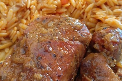 Χοιρινό με μελωμένη σάλτσα στη γάστρα και κοκκινιστό κριθαράκι