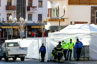 Ελβετία: «Κερί γενεθλίων σε σαμπάνια» προκάλεσε την έκρηξη σε μπαρ στο Κραν Μοντανά την παραμονή της Πρωτοχρονιάς