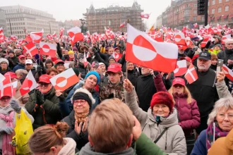 «Κάτω τα χέρια από τη Γροιλανδία»: Στους δρόμους χιλιάδες άνθρωποι στη Δανία που διαμαρτύρονται για τα σχέδια Τραμπ