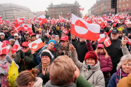 «Κάτω τα χέρια από τη Γροιλανδία»: Στους δρόμους χιλιάδες άνθρωποι στη Δανία που διαμαρτύρονται για τα σχέδια Τραμπ