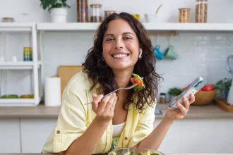 «Πραγματικό φαγητό» συστήνουν οι νέες διατροφικές οδηγίες – Τι άλλο αλλάζει