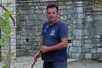 Αγρίνιο: Οι τρεις πυροβολισμοί και τα τελευταία λεπτά πριν τη δολοφονία – Η ερωτική αντιζηλία και οι απειλές που οδήγησαν στην εκτέλεση του κοινοτάρχη