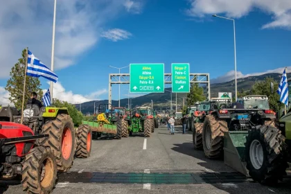 Πάτρα: Οι αγρότες έκλεισαν ξανά την Περιμετρική