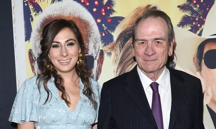 Τόμι Λι Τζόουνς: Νέα στοιχεία για τον μυστηριώδη θάνατο της κόρης του - Πώς βρέθηκε αναίσθητη