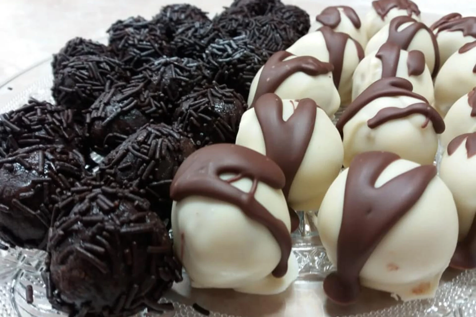 Τρουφάκια σε δύο διαφορετικές γεύσεις