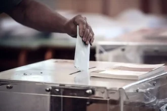 Pulse: Πώς «ανακατεύει την τράπουλα» το «κόμμα Καρυστιανού» - 16,5 μονάδες μπροστά η ΝΔ