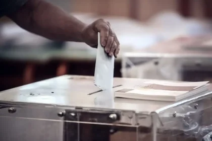 Pulse: Πώς «ανακατεύει την τράπουλα» το «κόμμα Καρυστιανού» - 16,5 μονάδες μπροστά η ΝΔ