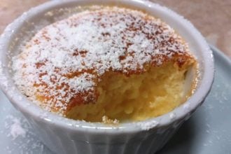 Βελούδινες ατομικές πουτίγκες λεμονιού