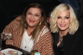 Ελισάβετ Κωνσταντινίδου για Άννα Βίσση: «Πίνει, παίζει χαρτιά και βρίζει» λέει με χιούμορ