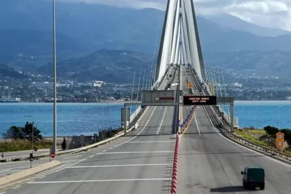 Τραγωδία στη Γέφυρα Ρίου-Αντιρρίου - Κατέληξε στο ΠΓΝΠ ο νεαρός μοτοσικλετιστής που ενεπλάκη σε τροχαίο με νταλίκα (ΒΙΝΤΕΟ)