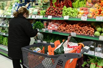 Ακρίβεια: Ανατιμήσεις φωτιά σε βασικά τρόφιμα - Αυξήσεις σε κρέατα και τυριά