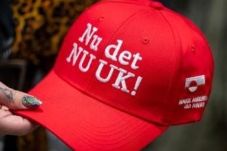 «Κάντε την Αμερική να φύγει»: Σπάνε ταμεία στη Γροιλανδία τα καπελάκια κατά του Τραμπ