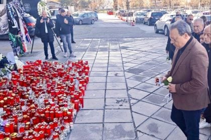 Στο γήπεδο του ΠΑΟΚ με ένα λευκό τριαντάφυλλο ο Σωκράτης Φάμελλος