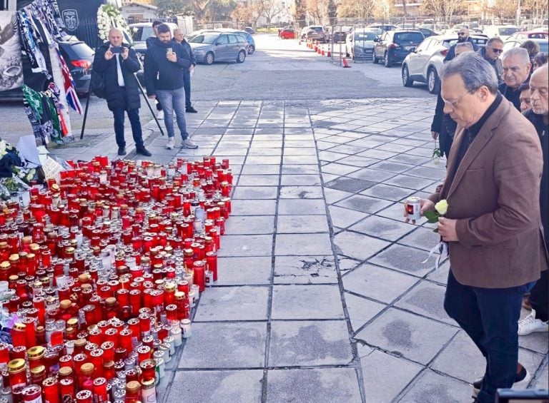 Στο γήπεδο του ΠΑΟΚ με ένα λευκό τριαντάφυλλο ο Σωκράτης Φάμελλος