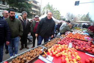 Φάμελλος: «Η κυβέρνηση εξαπάτησε τις λαϊκές αγορές – Στέλνει τους καταναλωτές στα σούπερ μάρκετ»