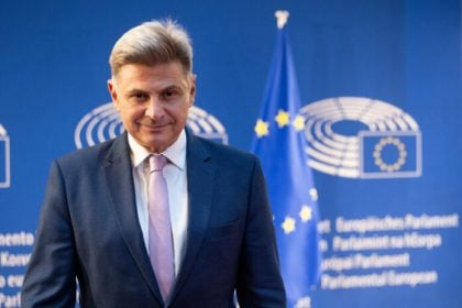 Δεν παραδίδει την έδρα ο Φαραντούρης: Λογοδοτώ στους συμπολίτες μου