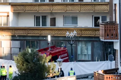 Ματωμένη Πρωτοχρονιά στην Ελβετία: Αναφορές ακόμα και για 40 νεκρούς και πολλούς τραυματίες από έκρηξη σε μπαρ στο χιονοδρομικό κέντρο Κραν Μοντανά