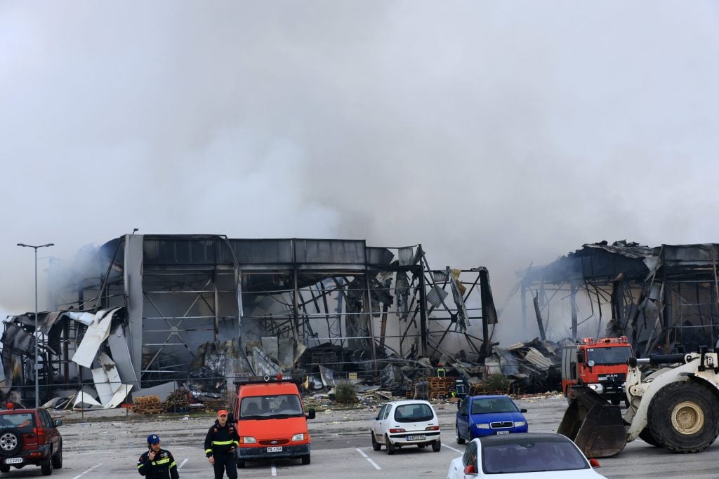 Φωτιά στο εργοστάσιο "Βιολάντα": «Η έκρηξη ήταν σαν να έπεσε πύραυλος» - 4 νεκρές, αγνοείται άλλη μία εργαζόμενη