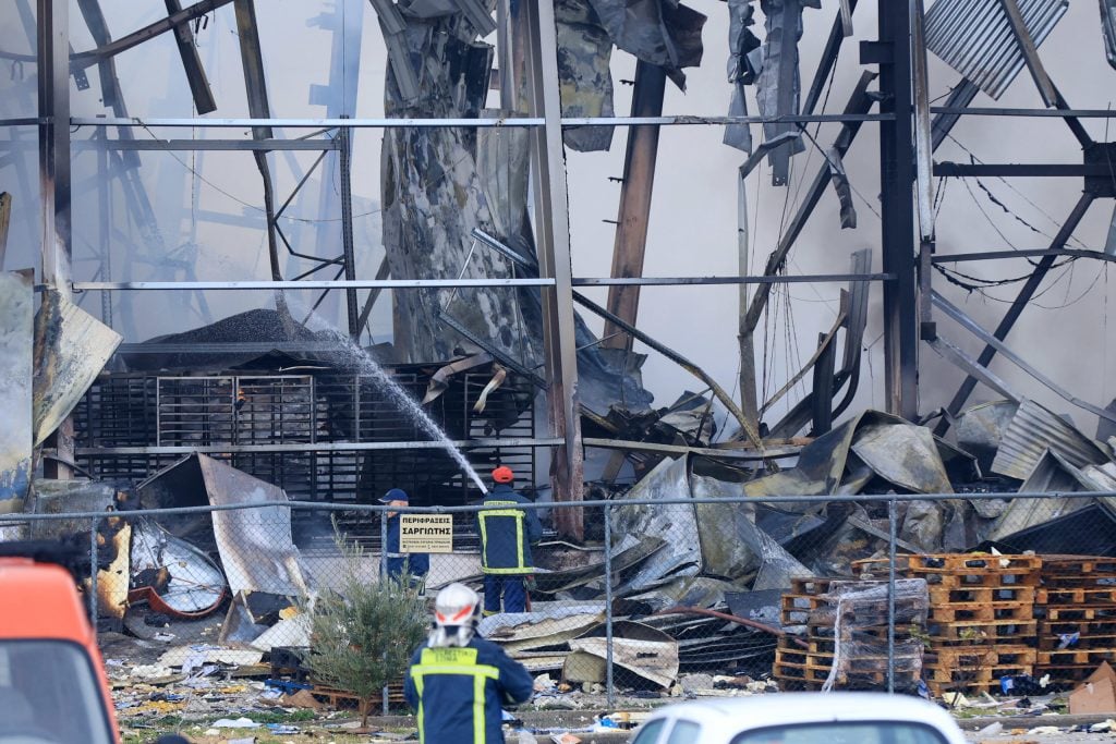 Φωτιά στο εργοστάσιο "Βιολάντα": «Η έκρηξη ήταν σαν να έπεσε πύραυλος» - 4 νεκρές, αγνοείται άλλη μία εργαζόμενη